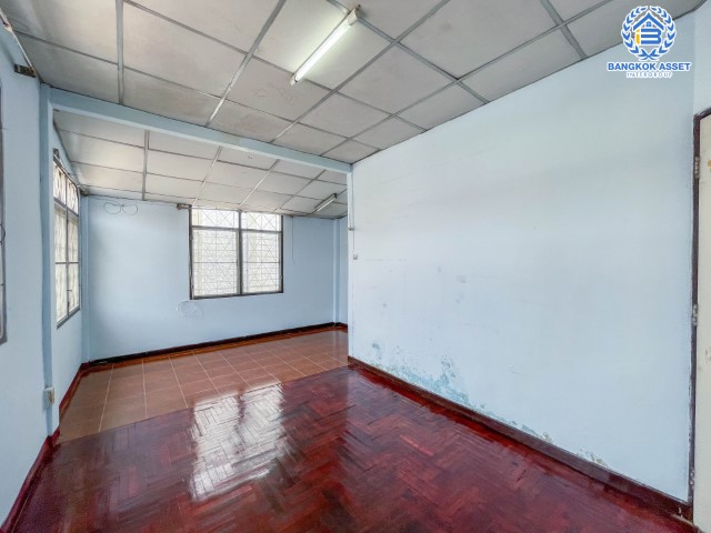 *****ทาวน์เฮ้าส์มือสองย่านนนทบุรี ม.ซอยเรวดี57 ติวานนท์ หลังมุม! เนื้อที่ 16 ตร.ว. ฟังก์ชัน 2 ห้องนอน 2 ห้องน้ำ 1 ที่จอดรถ บนทำเลเชื่อมต่อทุกการเดินทาง เพียงไม่ถึง 7 นาที ก็ถึงรถไฟฟ้าสายสีม่วง "สถานีบางกระสอ" และจุดขึ้นทางด่วน "ศรีรัช" จองเลย!